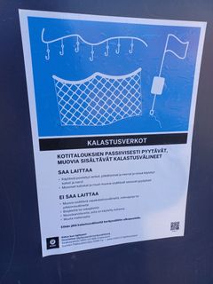 Kyltti kierrätyspisteestä, johon voi viedä kalastusverkkoja ja muovia sisältäviä kalastusvälineitä.