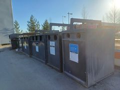 Kuva kierrätysastioista ulkona, käytettyjen kalastusvälineiden kierrätyspiste.