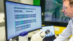 Professori tutkii hyönteisten DNA-viivakoodeja laboratorion tietokoneella.