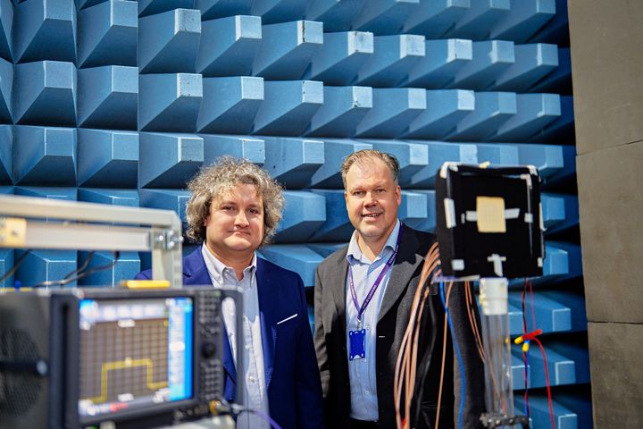 6G-tutkimuslaboratoriossa Michael Dieudonne, R&D Manager Keysight Technologies ja tutkimusjohtaja Marko E. Leinonen, Oulun yliopiston langattoman tietoliikenteen keskus (CWC)