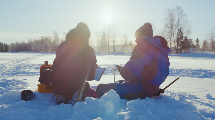 Tutkijat tekemässä lumitutkimusta Kiiminkijoella