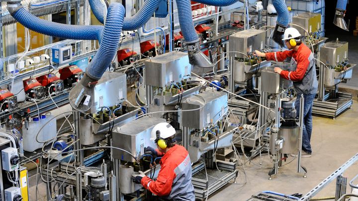 Tutkijat työskentelevät Oulun yliopiston koerikastamossa.