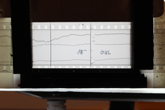 Vaihtelevia viivoja esittävä kuva magneettikentän tilasta Oulun yllä 11.12.1977.