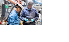 Projektitutkija Markku Seitsaari (oik.) tutkii kollegansa kanssa viherlipeäsakkaa laboratorion tehdasolosuhteissa.