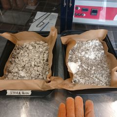 Vasemmalta Stora Enson ja vieressä UPM:n sakkamateriaalit kuivauksen jälkeen.