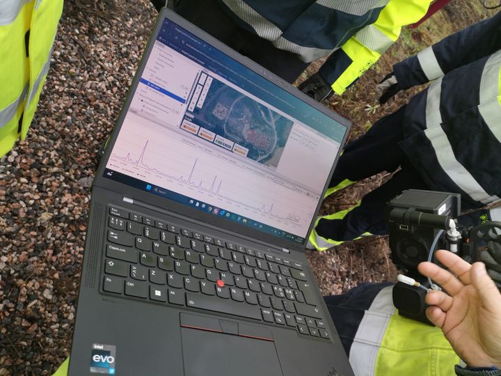 Dronella kuvattavat metaanivuodot näkyvät mittaustuloksina reaaliaikaisesti Aeromonin pilvipalvelussa.