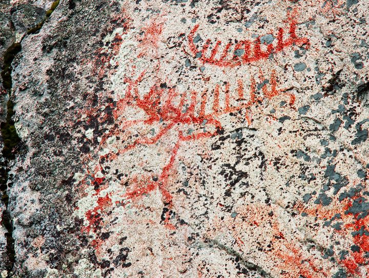 Kalliomaalaus, jossa on veneitä, löytyy Saraakallion ja Astuvansalmen väliseltä reitiltä Päijänteellä.