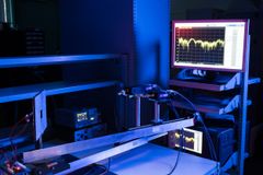 Kuvassa on torviantenni yli sadan gigahertsin taajuisen signaalin lähettämiseen ja vastaanottamiseen. Vasemmalla on neliönmuotoisen vaimenninmateriaalin keskellä on pieni elektronisesti muokattava RIS-pinta (Reconfigurable Intelligent Surface), jonka avulla saadaan testisignaali heijastumaan erilaisiin heijastuskulmiin lähettimen ja vastaanottimen välillä. Torviantenneihin on kytketty taajuusmuuntimet, jotka muuttavat matalamman taajuuden testisignaalit yli sadan gigahertsin lopputaajuudelle.