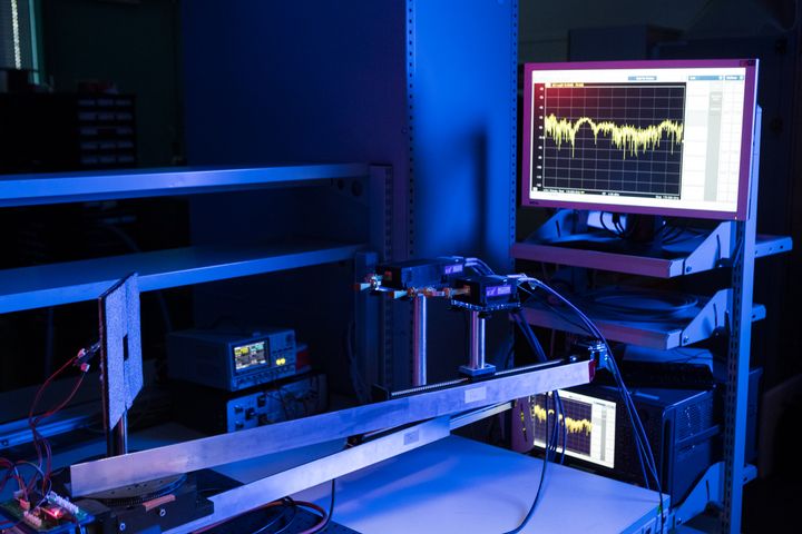 Kuvassa on torviantenni yli sadan gigahertsin taajuisen signaalin lähettämiseen ja vastaanottamiseen. Vasemmalla on neliönmuotoisen vaimenninmateriaalin keskellä on pieni elektronisesti muokattava RIS-pinta (Reconfigurable Intelligent Surface), jonka avulla saadaan testisignaali heijastumaan erilaisiin heijastuskulmiin lähettimen ja vastaanottimen välillä. Torviantenneihin on kytketty taajuusmuuntimet, jotka muuttavat matalamman taajuuden testisignaalit yli sadan gigahertsin lopputaajuudelle.