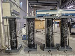 Neljä teollista puhdistusyksikköä, joissa männynkuori poistaa lääkejäämiä vedestä.