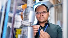 Sumit Ghosh laboratoriossa käsittelemässä teknistä laitetta.