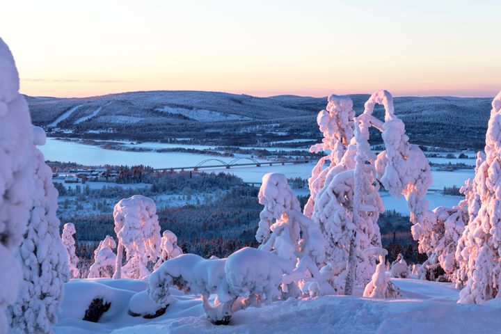 Luminen maisema Aavasaksalta Ylitorniolta, taustalla jokimaisema ja auringonlasku.