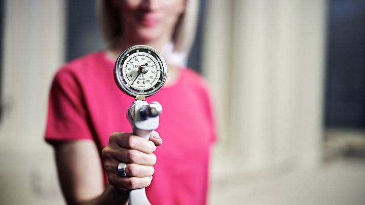 Kliinisen tutkimuspäivän ohjelmaan kuuluu muun muassa käden puristusvoiman mittaaminen. Kuva: Oulun yliopisto / Mikko Törmänen