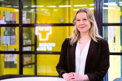 Teknologiateollisuuden 100-vuotissäätiön kehityspäällikkö Marianna Jokila vieraili Oulun yliopistossa kiittämässä apurahoitettuja opinnäytetekijöitä hyvistä suorituksista sekä kannustamassa tutkijoita uusiin isoihin avauksiin.