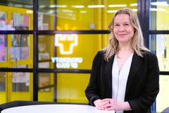 Teknologiateollisuuden 100-vuotissäätiön kehityspäällikkö Marianna Jokila vieraili Oulun yliopistossa kiittämässä apurahoitettuja opinnäytetekijöitä hyvistä suorituksista sekä kannustamassa tutkijoita uusiin isoihin avauksiin.