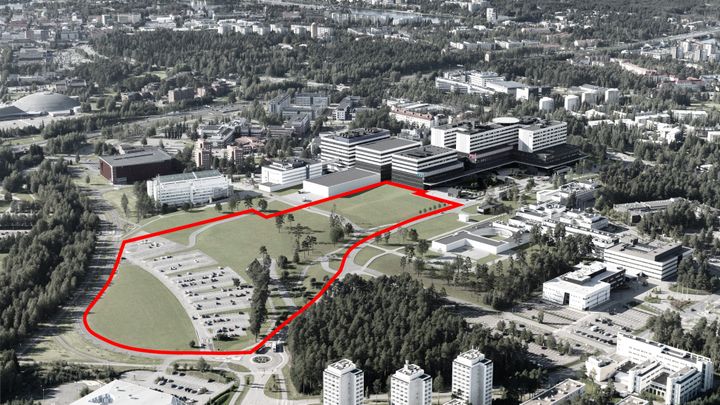 Muokattu viistoilmakuva kilpailualueesta. Yliopistokampus suunnitellaan Oulun yliopistollisen sairaala-alueen eteläpuolelle. Koillisesta kuvattuun ilmakuvaan kilpailualue on merkitty punaisella viivalla. Kuvassa on esitetty uusi sairaalakokonaisuus, ja kuvasta on poistettu olemassa olevat, purettavat sairaalarakennukset.