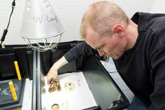 Yliopistotutkija Veli-Matti Pakanen linnunpoikasten parissa.