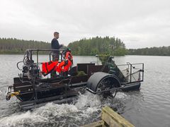 Ketterä ja tehokas laite kerää vesiruttoa parhaimmillaan 3,6 tonnia tunnissa. Siipirattaat helpottavat liikkumista kasvillisuuden seassa eikä kasvillisuus tartu potkurin ympärille. Kuva: Oulun yliopisto / Lauri Kunnari, joka osallistui koneen rakentamiseen