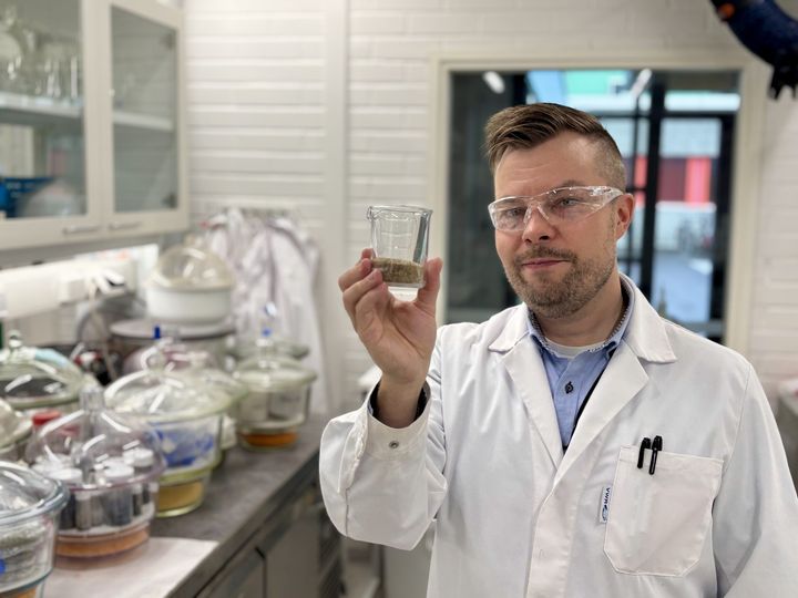 Apulaisprofessori Tero Luukkonen Oulun yliopiston Kuitu- ja partikkelitekniikan tutkimusyksiköstä esittelee kemiallisesti muokattua hiekkaa, jolla pystytään jätevesistä poistamaan mikromuovit lähes kokonaan.