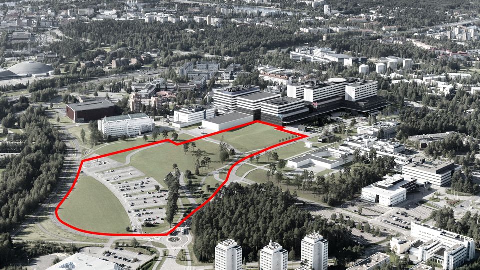 Muokattu viistoilmakuva kilpailualueesta. Yliopistokampus suunnitellaan Oulun yliopistollisen sairaala-alueen eteläpuolelle. Kaakosta kuvattuun ilmakuvaan kilpailualue on merkitty punaisella viivalla. Kuvassa on esitetty uusi sairaalakokonaisuus, ja kuvasta on poistettu olemassa olevat, purettavat sairaalarakennukset.
