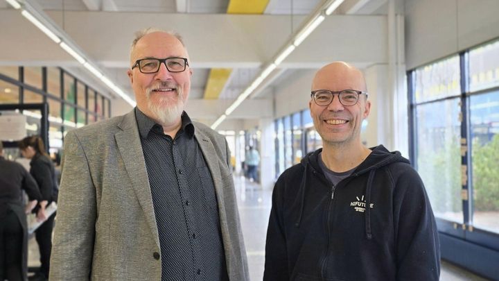 Professorit Jukka Kömi ja Timo Fabritius seisovat Oulun yliopiston käytävällä.