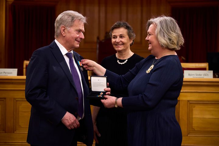 Medaljen delades ut i samband med ett seminarium om EU:s civila och militära beredskap som hölls i Sveriges riksdag igår.