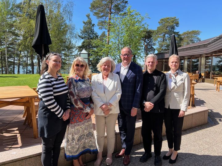 Islantilais-suomalaisen kulttuurirahaston hallitus. Kuvassa myös rahaston pääsihteeri Gunvor Kronman ja hallintojohtaja Satumari Hagelberg.