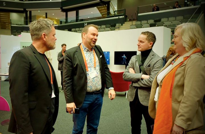 Hanaholmens Janne Wikström, andra från vänster och VD Gunvor Kronman deltar i Folk och Kultur den 5-6 februari 2026.