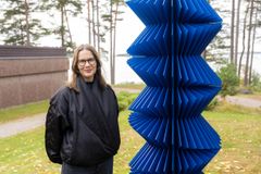 Konstnären Inka Bell bredvid sitt nya verk "Sini" /