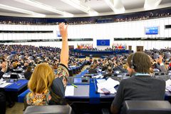 Mepit äänestävät Euroopan parlamentin täysistunnossa Strasbourgissa. Kuvassa täysistuntosali täynnä meppejä.