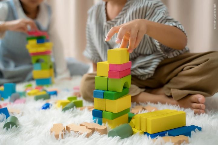 De nya reglerna förbjuder nu förekomsten av hormonstörande ämnen, PFAS och bisfenoler i leksaker.