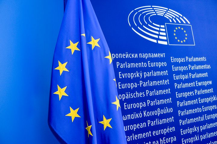 Euroopan unionin lippu ja Euroopan parlamentin tunnus rinnakkain