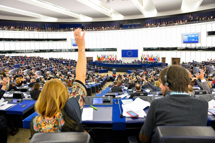 Euroopan parlamentin täysistunto Strasbourgissa, mepit äänestävät käsiä nostamalla.