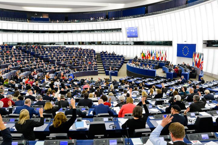 Euroopan parlamentin täysistunnon jäsenet äänestävät Strasbourgissa.