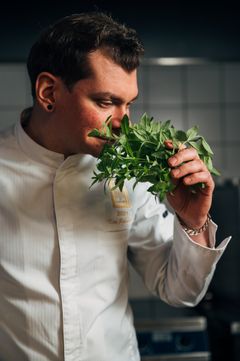 Kim Päivästö on suomalainen huippukokki ja keittiömestari, joka nousi kansainväliseen tietoisuuteen voitettuaan MasterChef Professionals Eesti -kilpailun. Hän saapuu Naantaliin elokuussa.