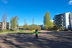 Lapsi ottaa valokuvaa kukkaistutuksista.