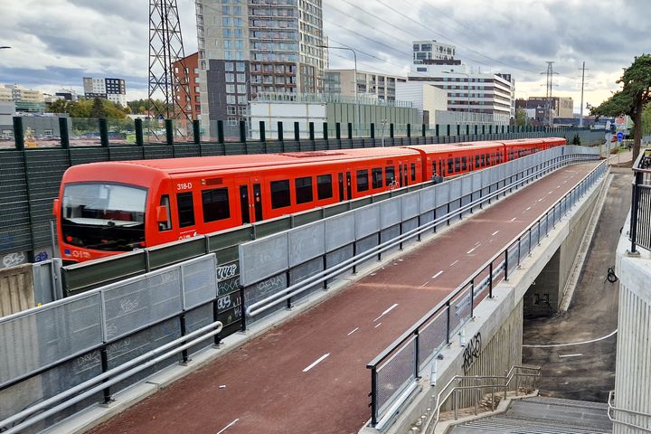 Uutta Itäbaanaa Konemestarikadun alikun kohdalla. Vasemmalla metro, oikealla portaikko. Taustalla näkyy kerrostaloja.