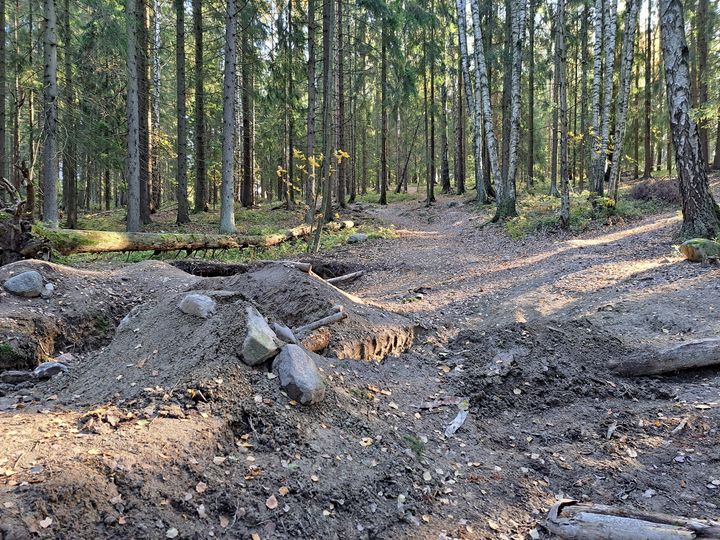 Luontoarvoja heikentävä maanmuokkaus ei kuulu vastuulliseen harrastamiseen.