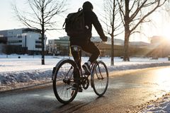 Talvipyöräilijä baanalla.