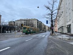 Mannerheimintie Sallinkadun kohdalla, jossa oikeanpuolinen kaista poistuu 50 metrin matkalta pois käytöstä viemärin rakentamisen takia.