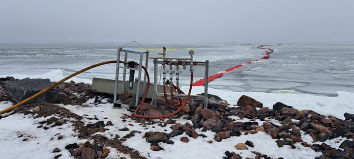 Kuplaverhon laitteistoa rannalla.