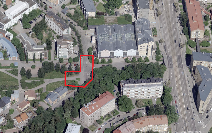 Ilmakuvaan merkitty katusuunnitelman alue punaisella.