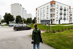 Kontula on yksi alueista, joille tarjotaan täydennysrakentamisneuvontaa. Kuvassa etualalla on jo aiemmin täydennysrakentamisena toteutettu asuintalo.