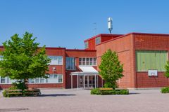 Suutarilan ala-aste kuvattuna pihalta päin.