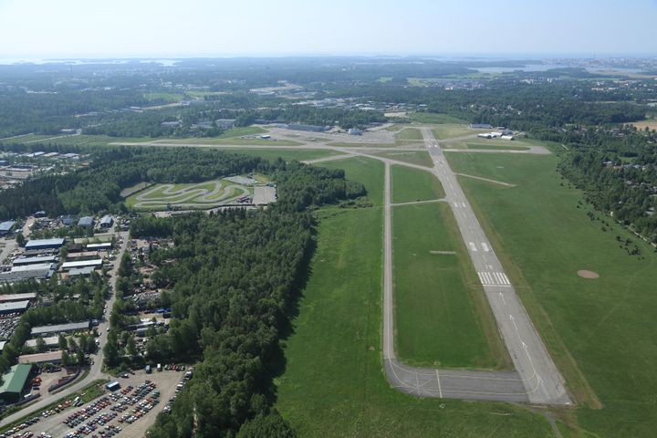Logistikområdet placeras i flygfältets norra del. © Suomen Ilmakuva Oy (2020)