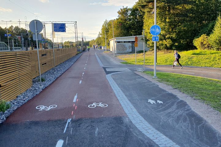 Kuvassa jo rakennettu kohta Pitäjänmäenbaanasta Huopalahden aseman kohdalla.