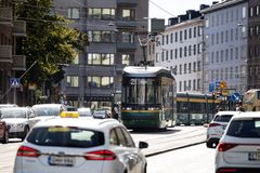 Raitiovaunu ja autoja Töölössä.