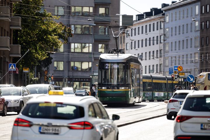 Raitiovaunu ja autoja Töölössä.