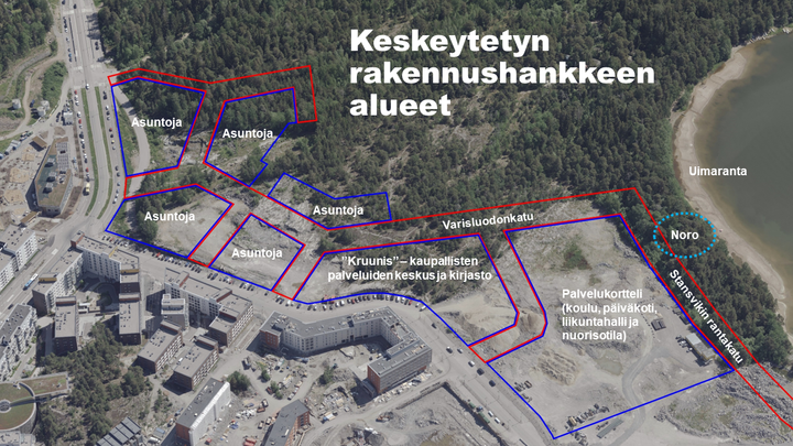 Ilmakuva työmaa-alueesta. Kuvaan on merkitty keskeytetyn rakennushankkeen alueet. Kadut on merkitty punaisella ja tontit sinisellä.