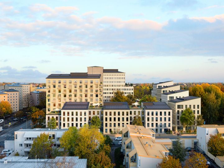 Nya byggnader har anpassats digitalt framför sjukhusbyggnaden.